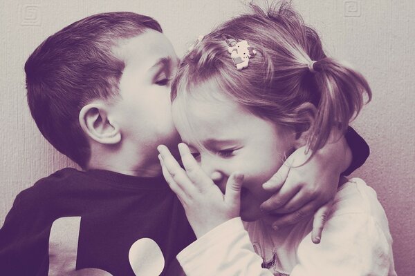 Mignon baiser les enfants sur la vieille photo