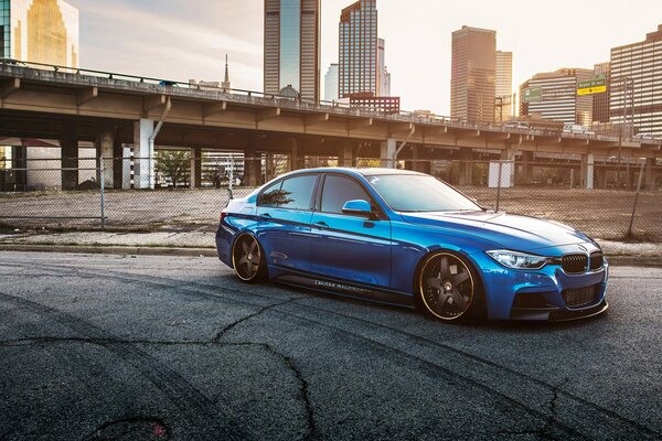 BMW 335i bleu sur fond de ville