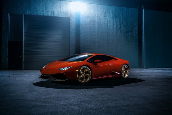 Красный Lamborghini Hurakan LP610-4 вид спереди и сбоку ночь