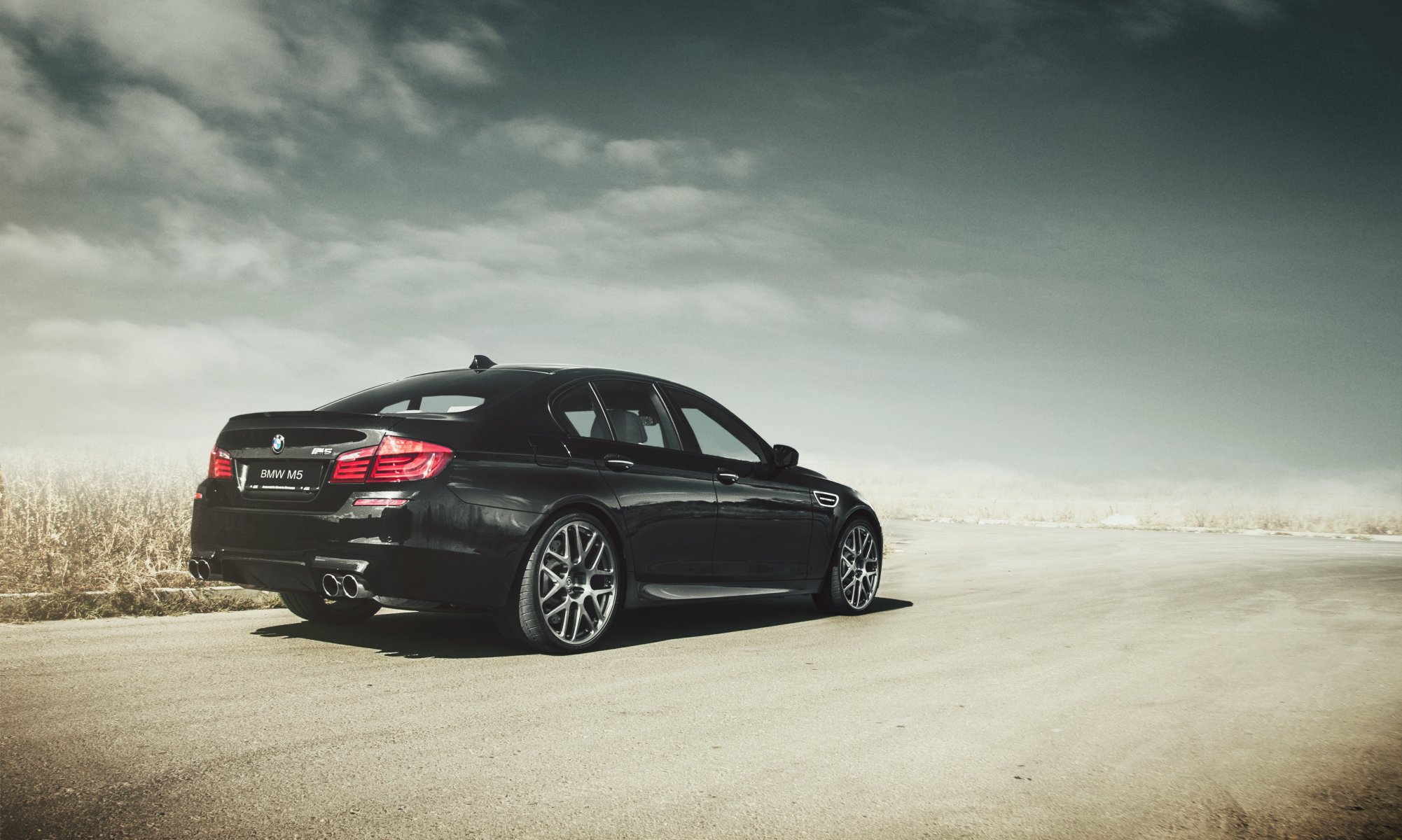 bmw m5 f10 negro bmw m5 negro carretera. nubes