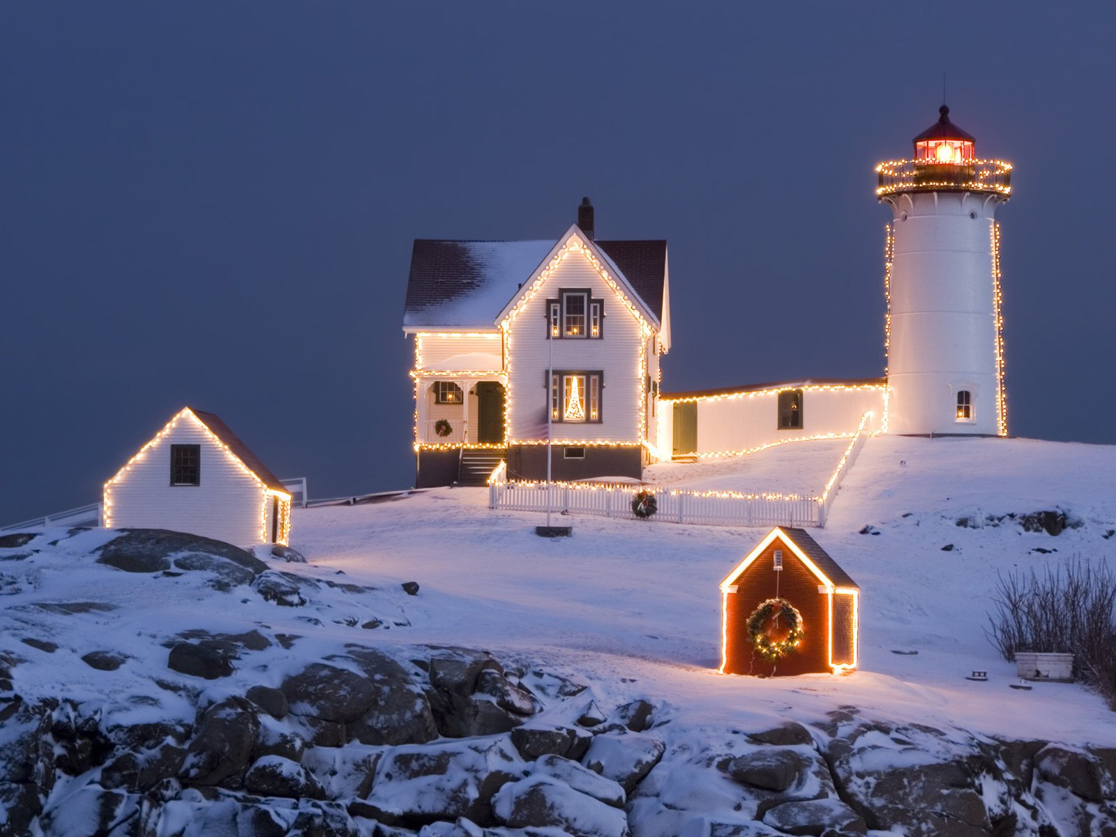 winter schnee leuchtturm haus lichter glühbirnen