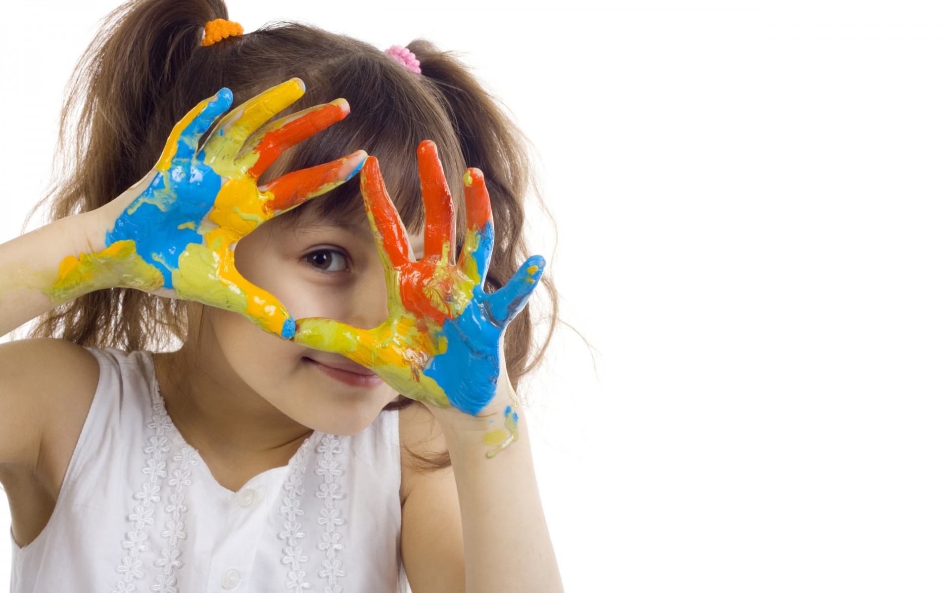 peinture mains fille enfant