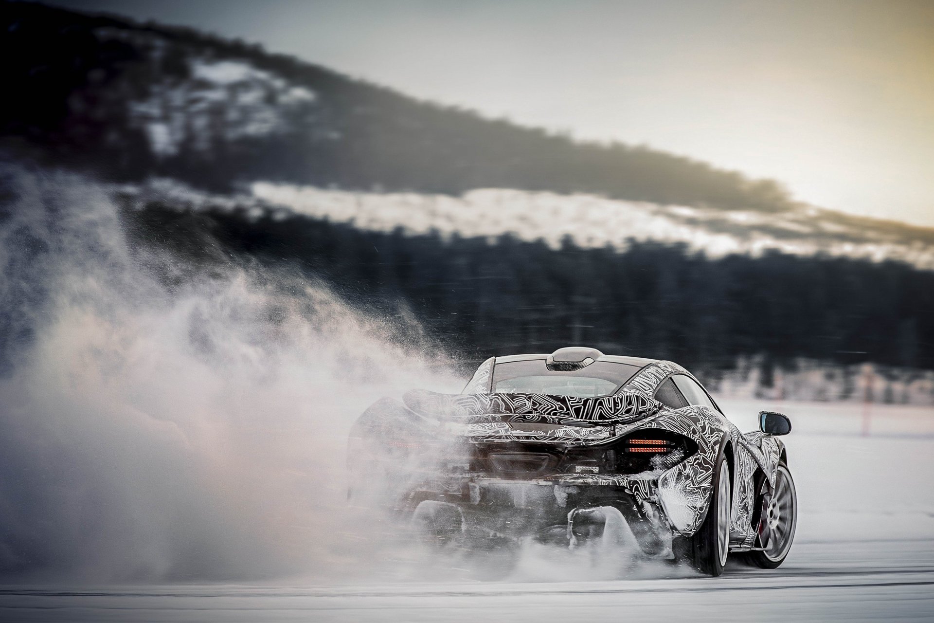 mclaren p1 hypercar dérapage vitesse neige