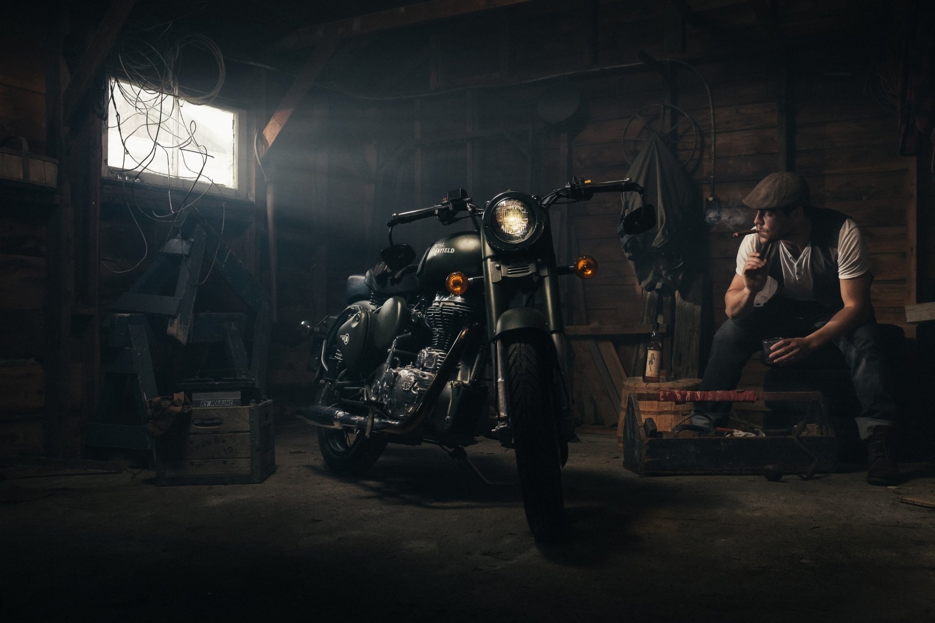 royal enfield viejo motocicleta hombre