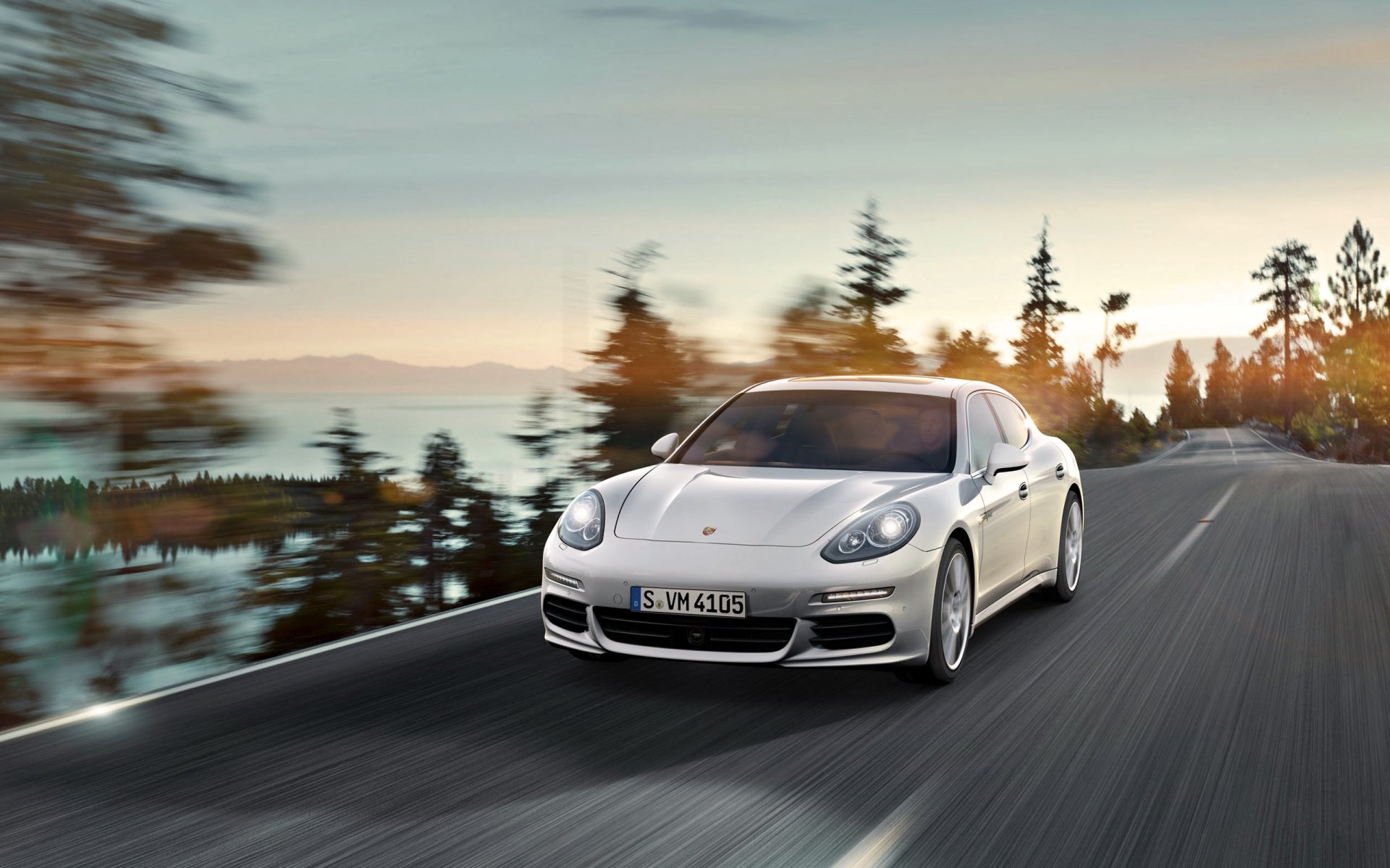 porsche panamera e-hybrid auto blanc route en mouvement capot phares porsche