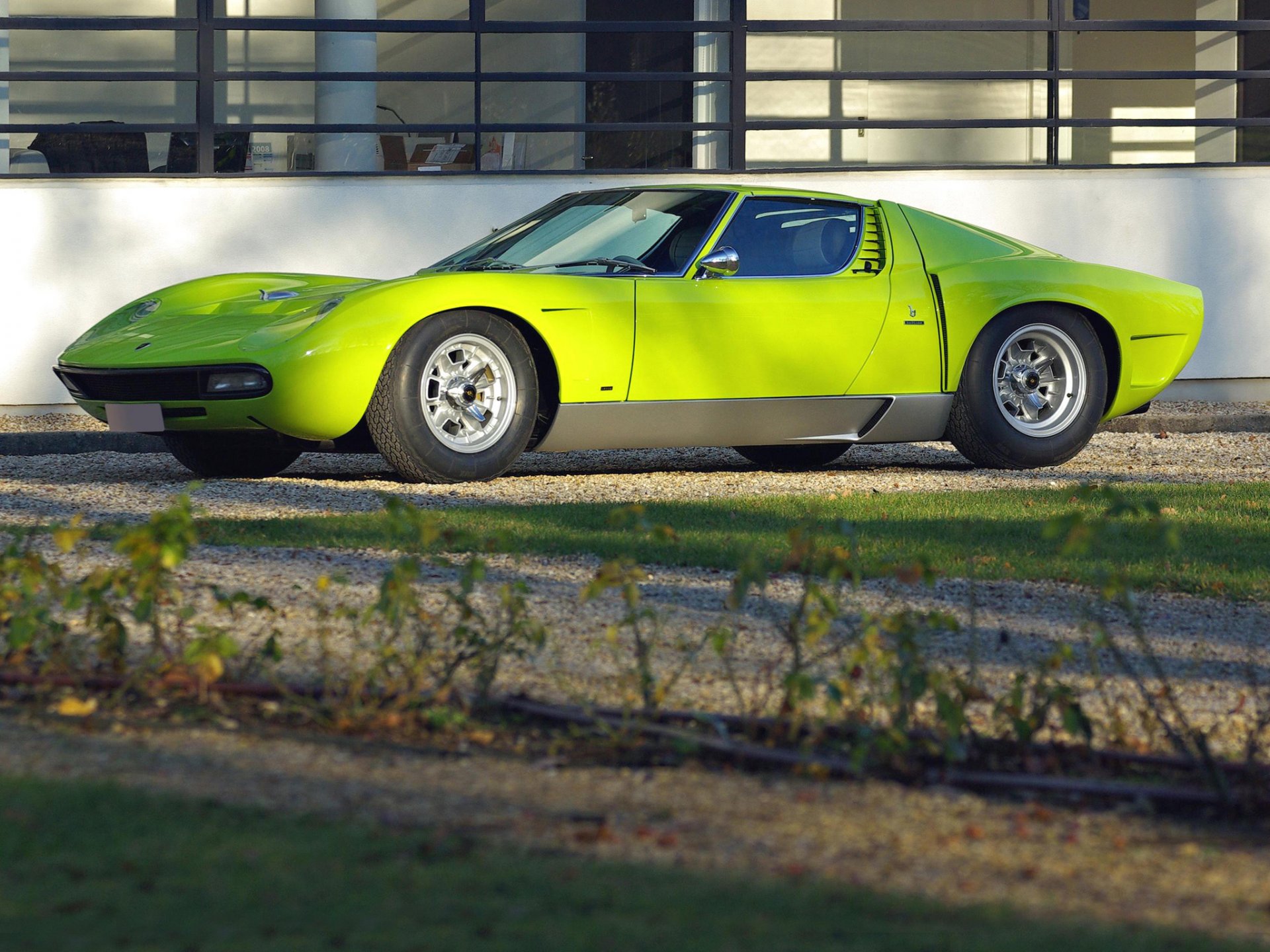 lamborghini miura lamborghini miura zielony widok z boku budynek