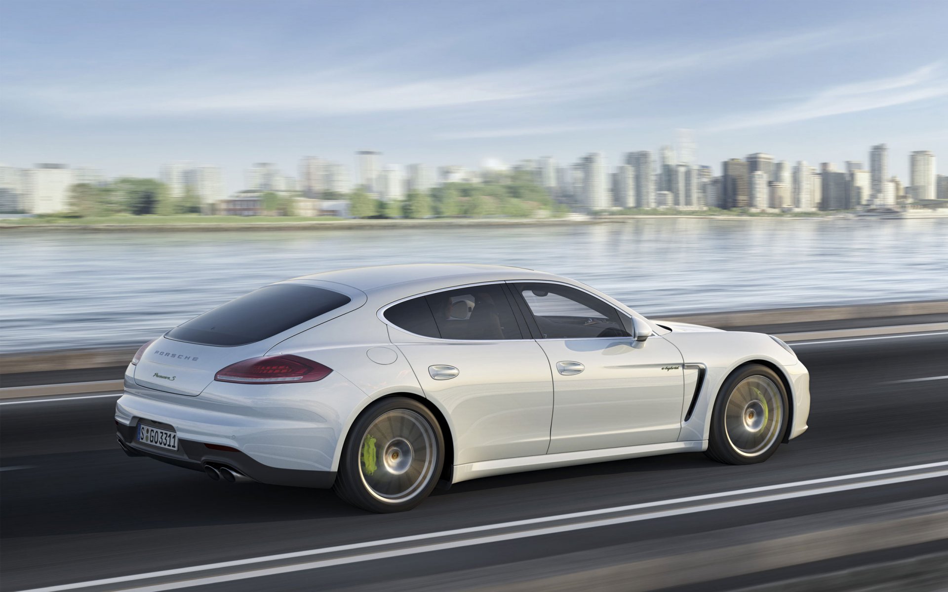 porsche panamera e-hybrid auto bianco città giorno vista laterale