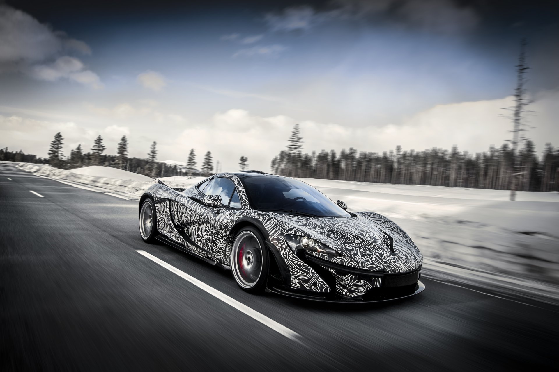 mclaren p1 гиперкар небо дорога снег скорость