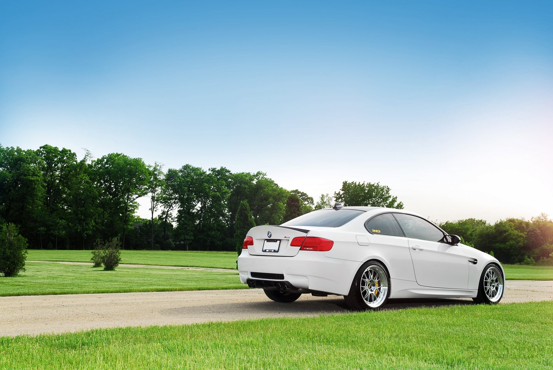bmw m3 e92 blanco árboles cielo nubes bmw vista trasera pistas césped