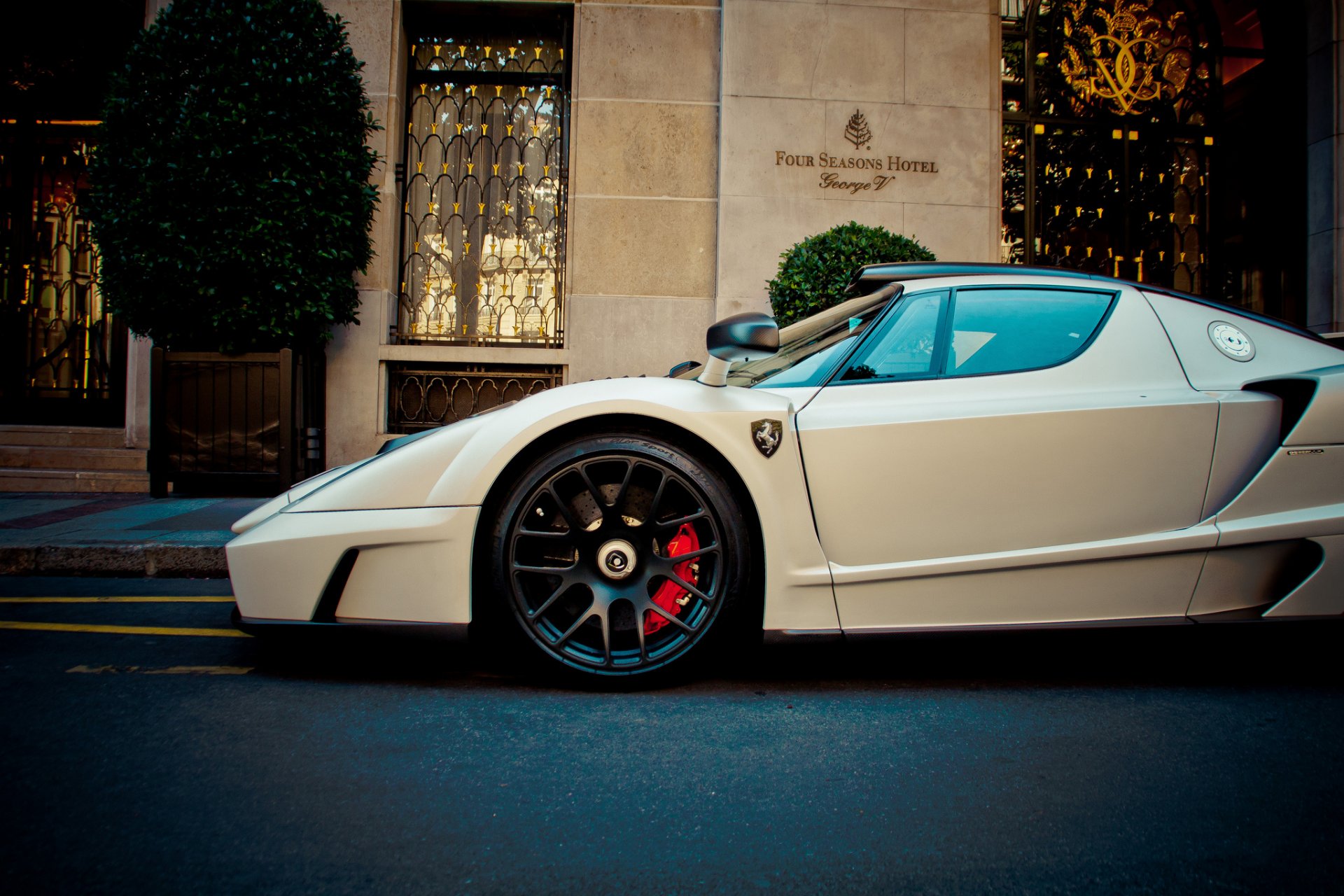 ferrari enzo gemballa biały przód hotel supersamochód