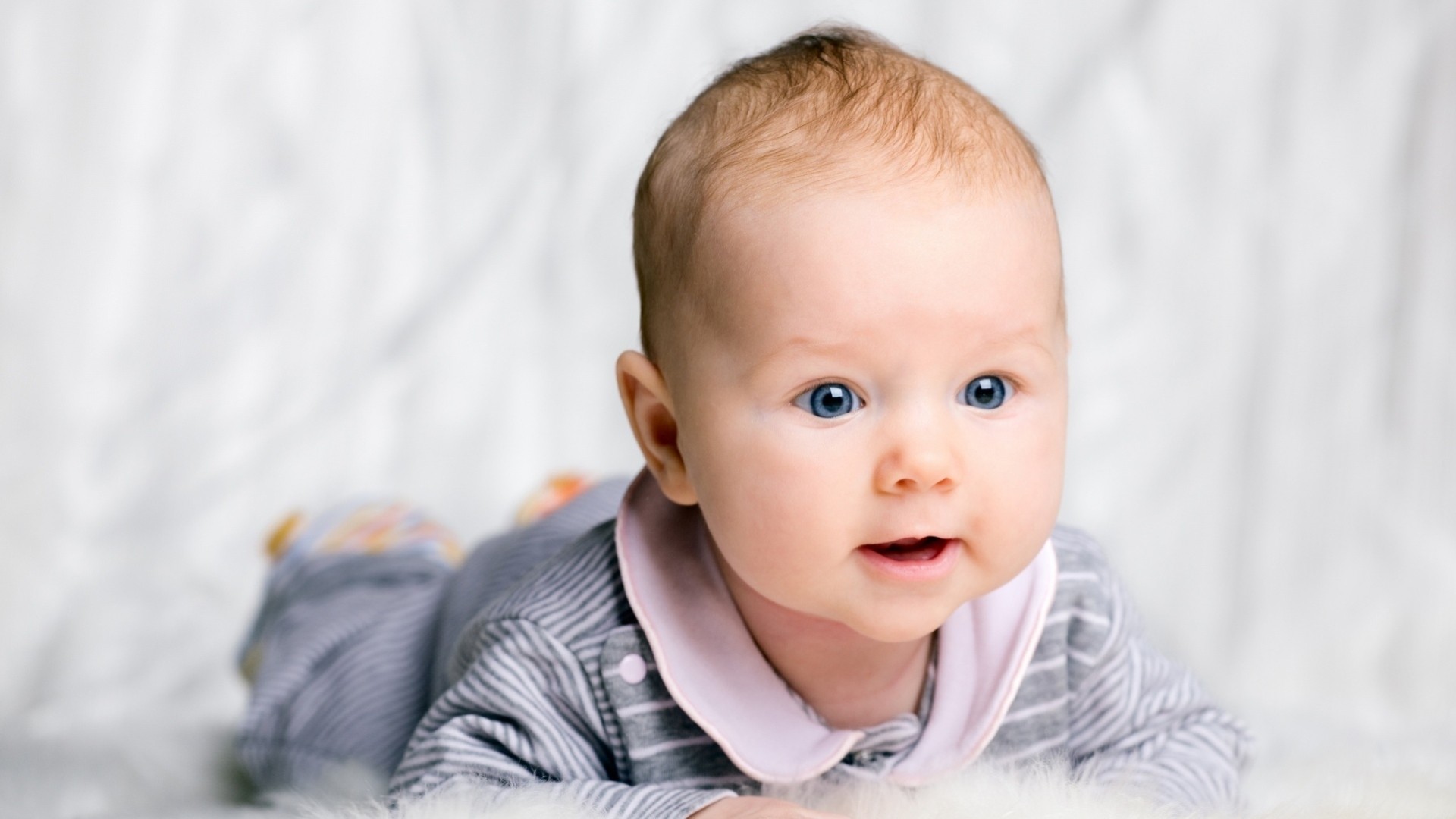 ragazzo occhi azzurri bambino