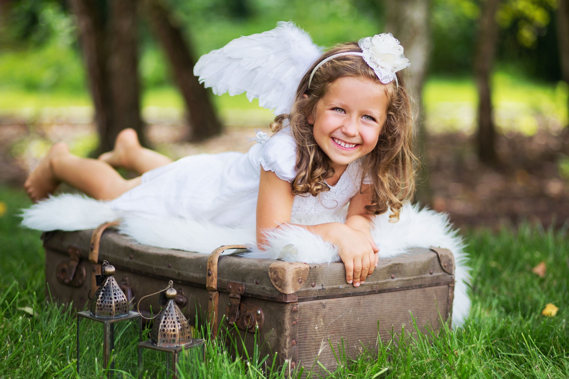 joie fille valise herbe humeur lanternes
