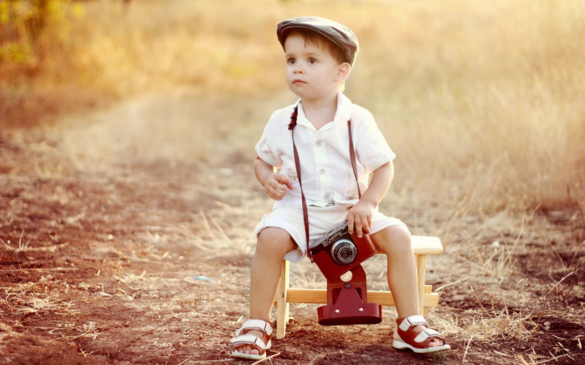 ragazzo macchina fotografica seggiolone uniforme