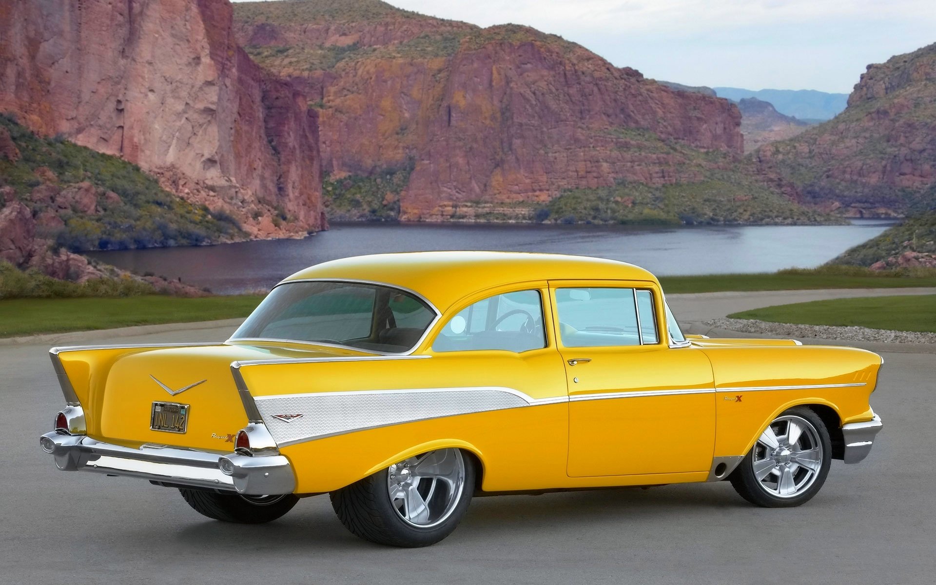 chevrolet projet x auto rétro jaune vue latérale lac montagne jour