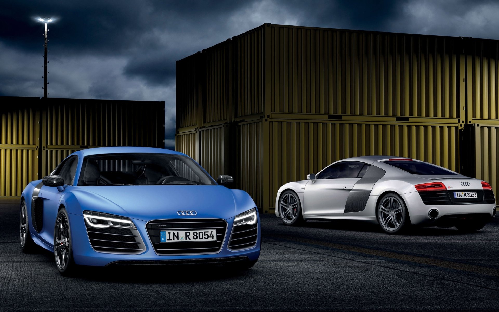 audi r8 v10 più audi r8 v10 supercar blu argento anteriore vista posteriore di notte contenitori cielo