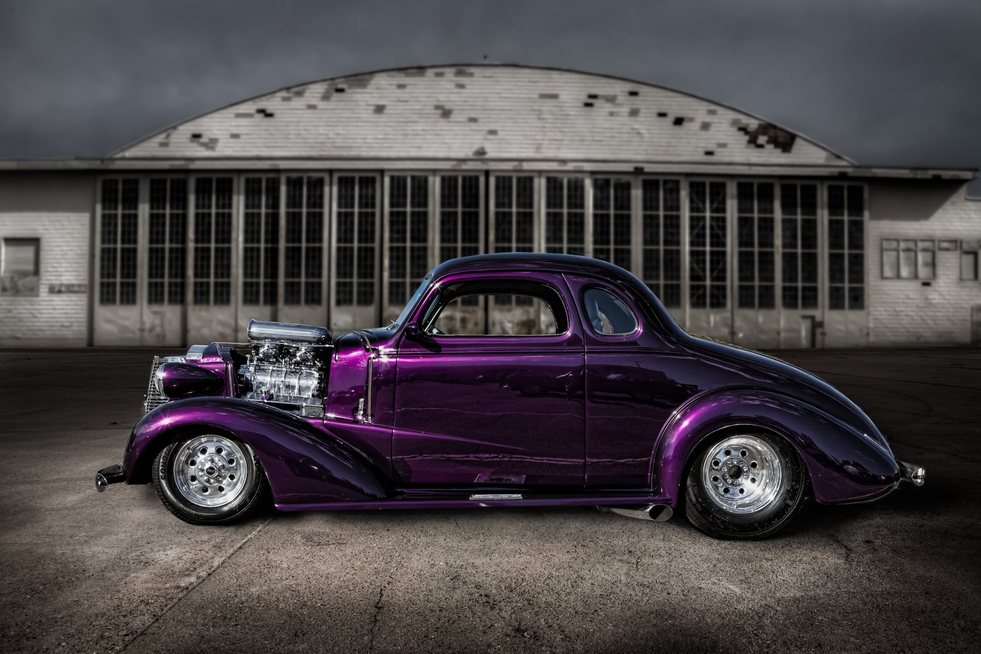 hot rod coche clásico púrpura clásico retro calle