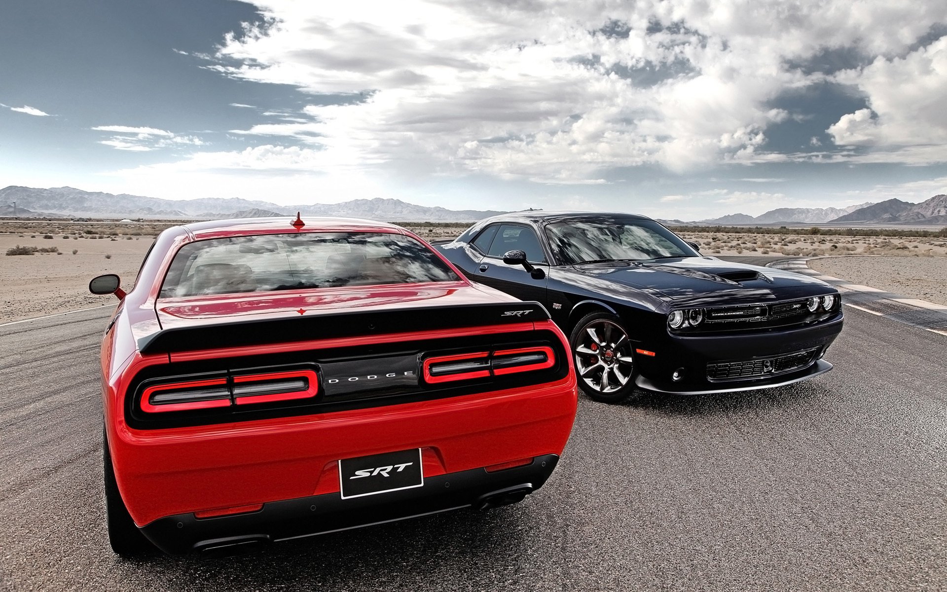 schivare challenger srt dodge chelenger anteriore vista posteriore muscle car muscle car rosso strada cielo nuvole