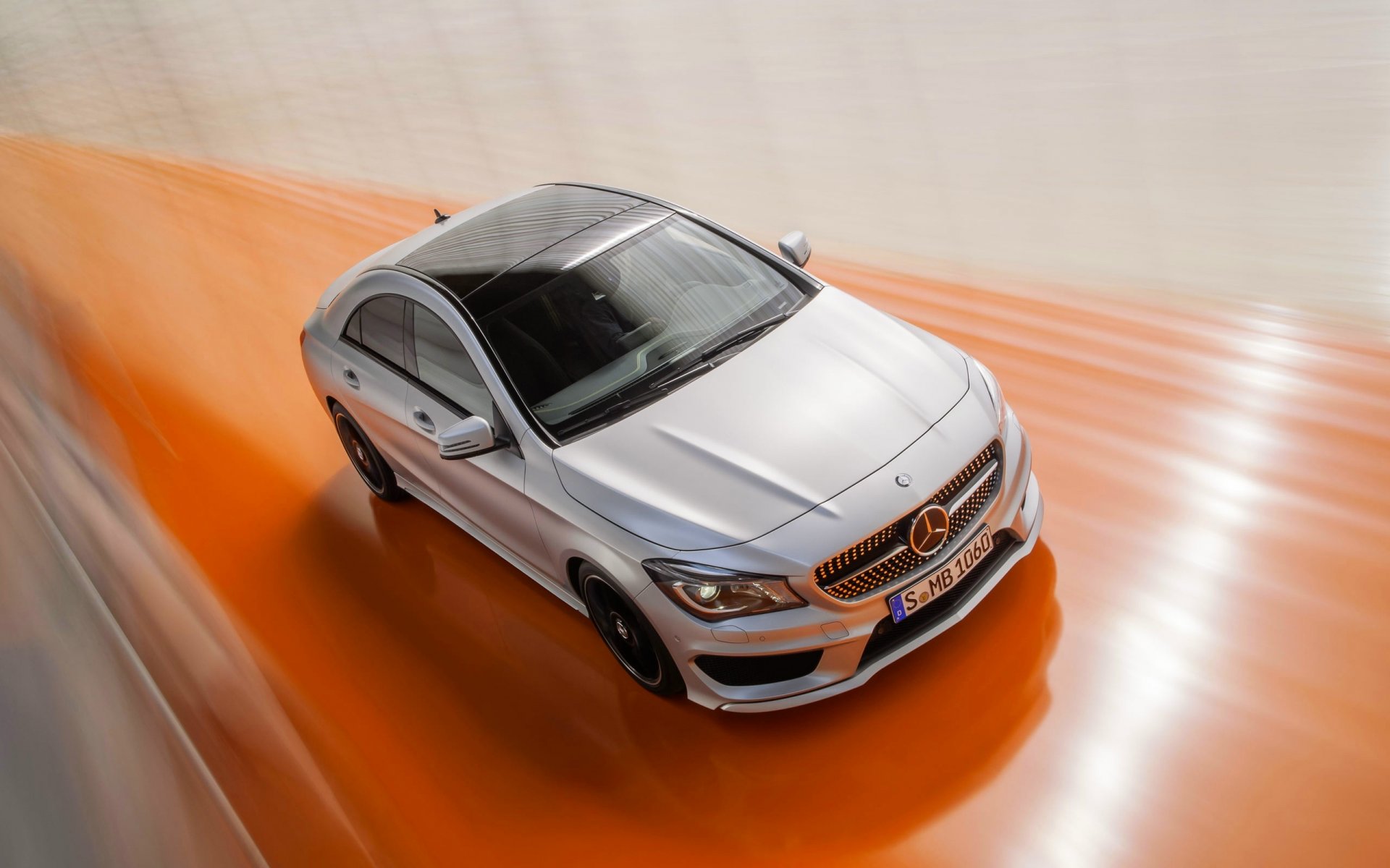 mercedes-benz cla clase mercedes auto gris capó en movimiento