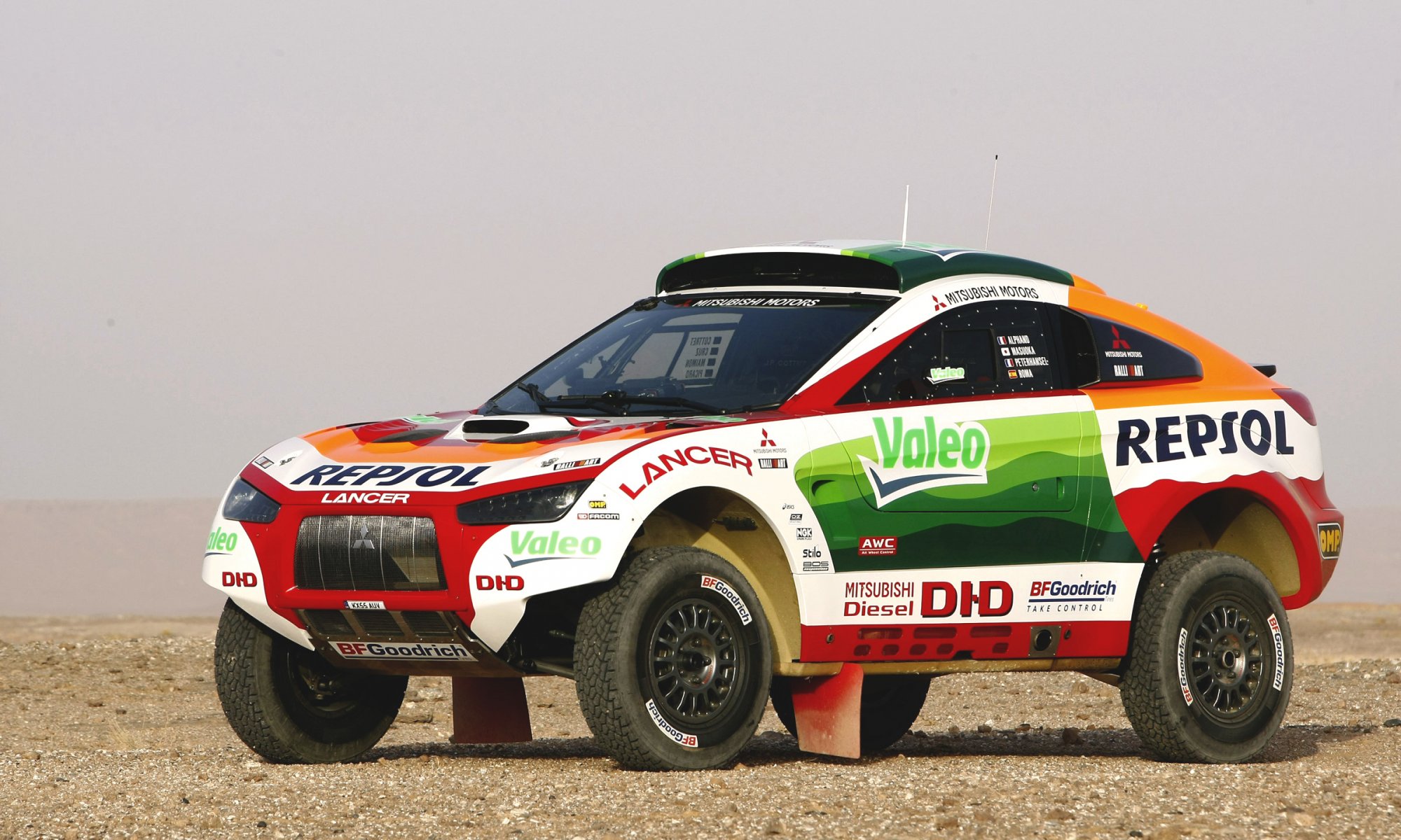 mitsubishi mitsubishi rallye dakar suv auto voiture désert course sport vue latérale chaleur roues rallye jeep