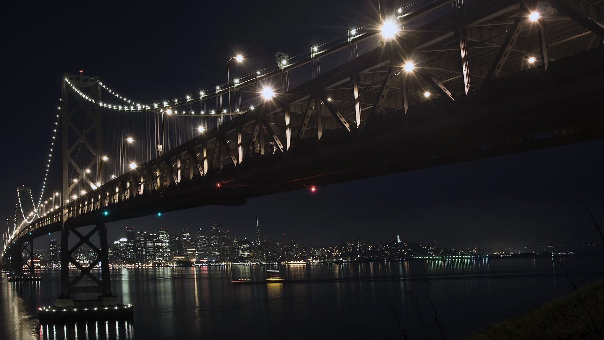 ville nuit lumières rivière ciel gratte-ciel