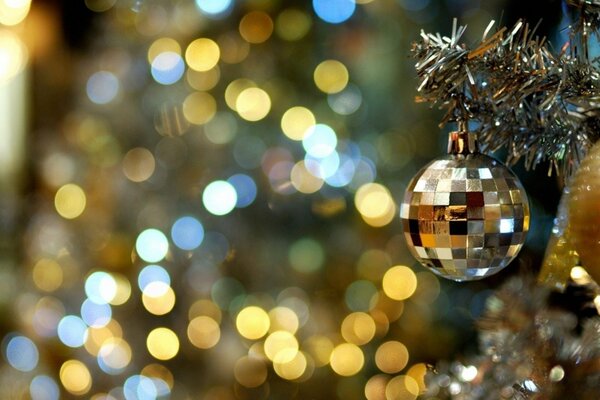 Palla festiva sul ramo dell albero di Natale