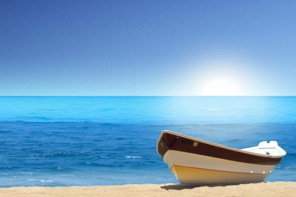 Bateau sur le sable au bord de la mer