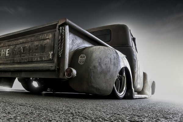 Alter Pickup-Truck umgekippt