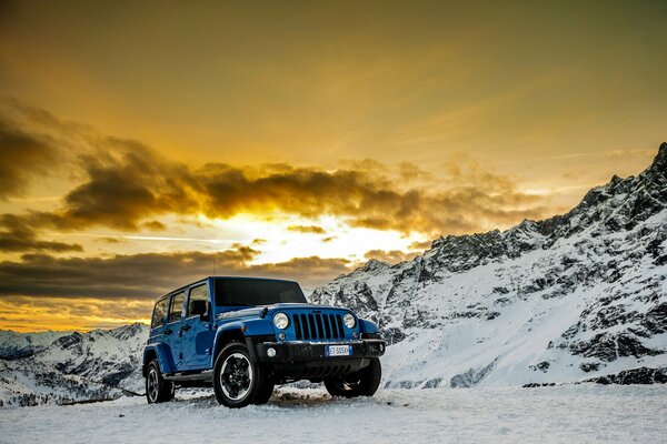 Eep wrangler polar в заснеженных горах