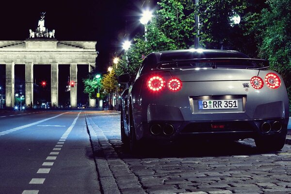 El coche Nissan en el fondo de un paraje nocturno