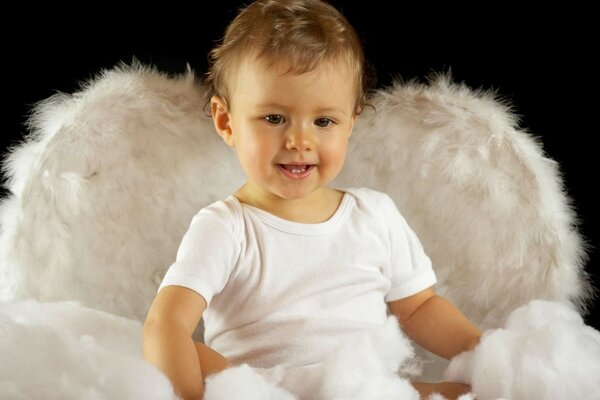 Bébé comme un ange, avec des ailes derrière le dos