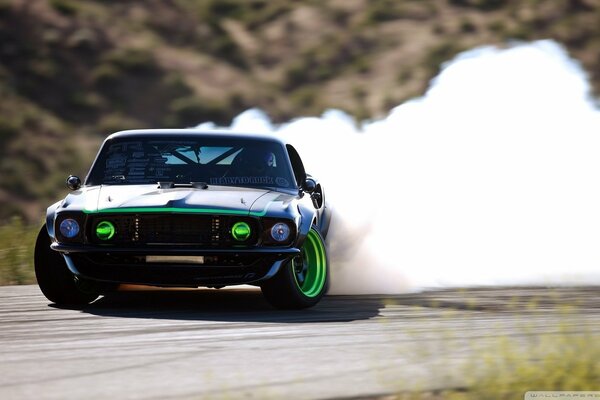 Ford Mustang fährt mit Geschwindigkeit in die Kurve