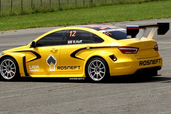 Voiture de sport jaune