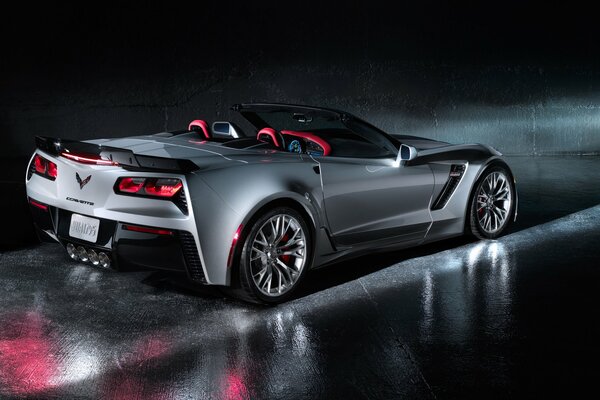 Nuova potente Corvette Z06 convertibile color argento