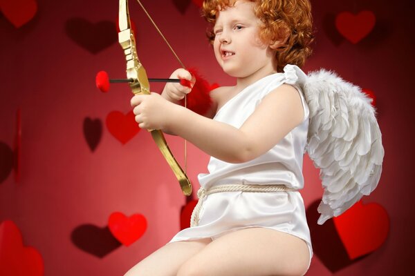 Cupidon vise un arc dans le cœur