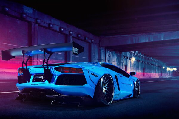 Caminar en un Lamborghini azul es libertad