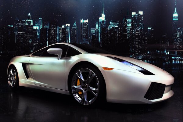Lamborghini gallardo sur le fond de la ville de nuit