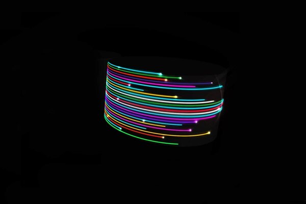 Bandes multicolores arrondies sur fond noir