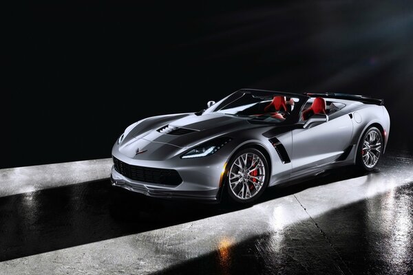 Chevrolet Corvette auf nasser Straße