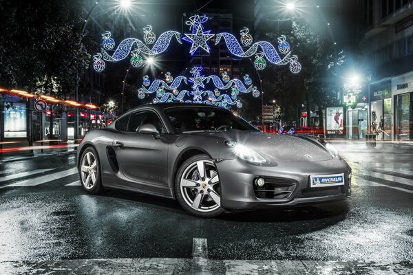 Silberner Porsche Cayman unterwegs