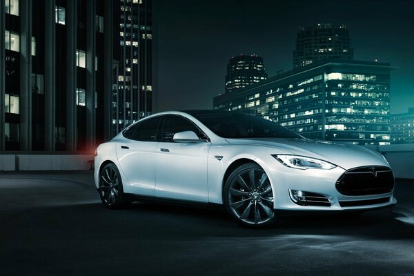 Voiture électrique Tesla blanche sur le paysage urbain