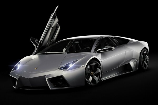 Supercar lamborghini reventon na czarnym tle