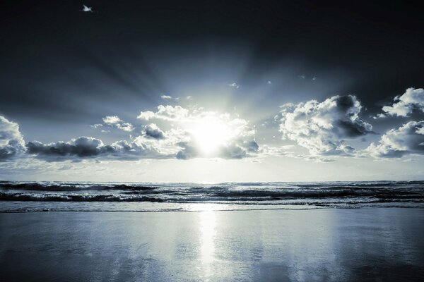 Los últimos rayos del sol iluminan las nubes y el mar