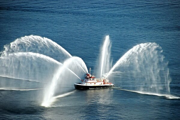 Barca antincendio in mare di esercizio