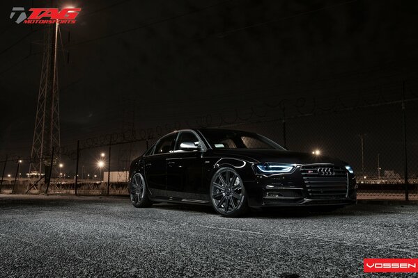 Audi c4 schwarzes Tuning im dunklen Licht