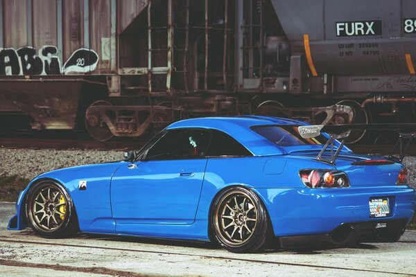 Niebieska Honda S2000 na stacji