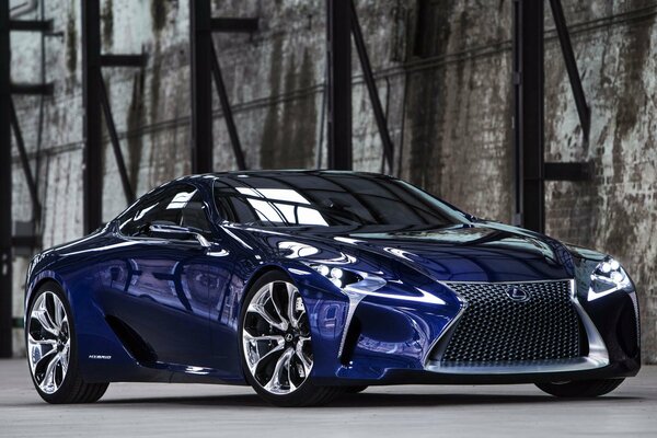 Blauer Lexus auf Wandhintergrund