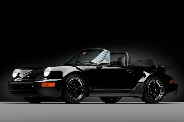 Porsche 1992 года чернея чёрного