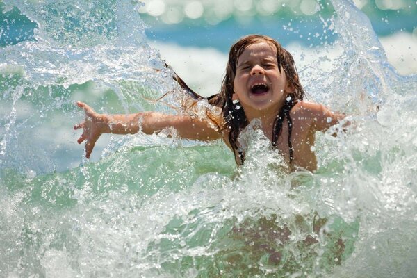 Niño encantado de nadar en el mar