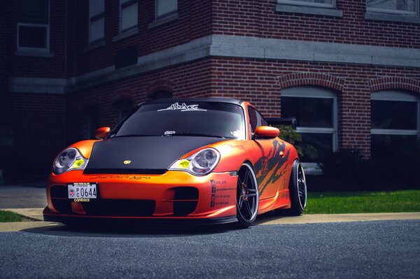 Porsche arancione con cappuccio nero e carbone