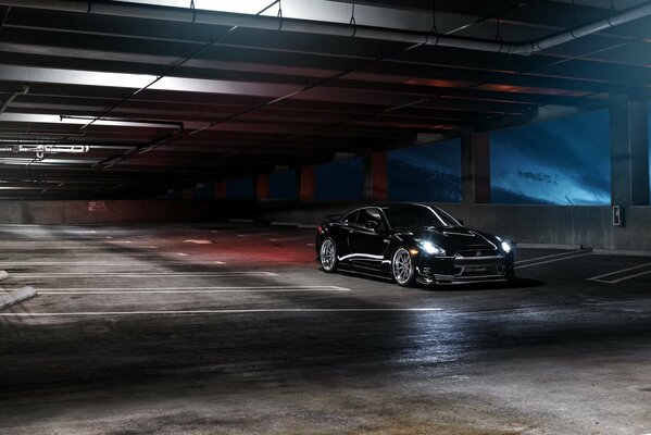 Nissan nera nel parcheggio coperto
